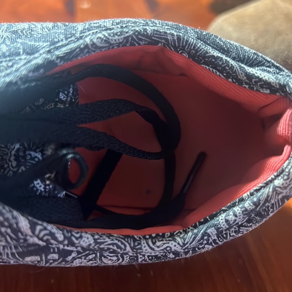 Vans Woman’s size 8.5 Black & White - Picture 7 of 9